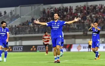 Selebrasi Bojan Hodak setelah Persib menang 4-1 melawan Madura United Super League 2025.