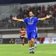 Selebrasi Bojan Hodak setelah Persib menang 4-1 melawan Madura United Super League 2025.