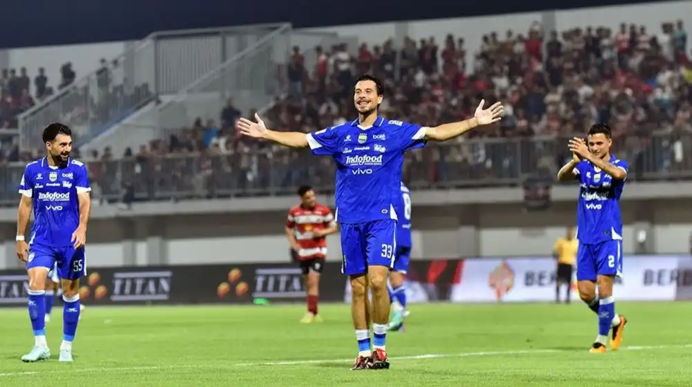 Selebrasi Bojan Hodak setelah Persib menang 4-1 melawan Madura United Super League 2025.