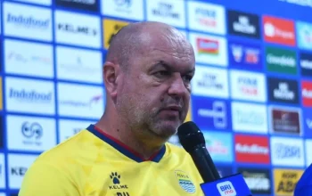 Pertandingan Persib vs Bhayangkara FC Super League 2025 di Stadion GBLA.