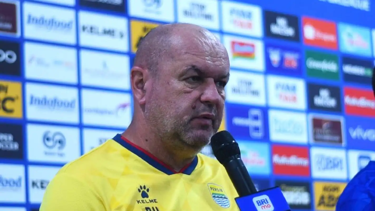 Pertandingan Persib vs Bhayangkara FC Super League 2025 di Stadion GBLA.