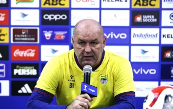 Pelatih Persib Bojan Hodak dan Marc Klok dalam sesi latihan jelang laga Persib vs Borneo FC di Stadion GBLA.