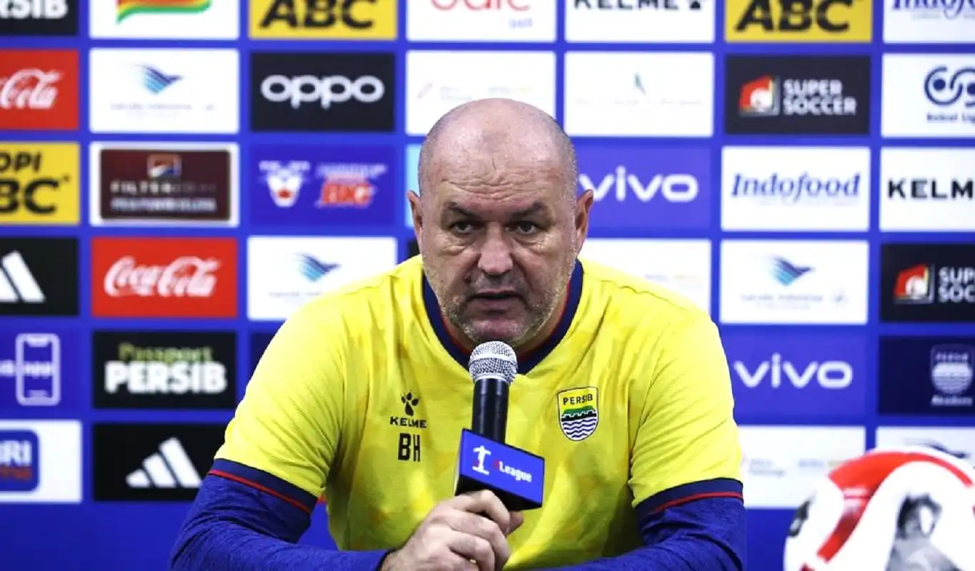 Pelatih Persib Bojan Hodak dan Marc Klok dalam sesi latihan jelang laga Persib vs Borneo FC di Stadion GBLA.