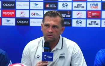 Konferensi pers jelang laga Persib vs Malut United Super League 2025.