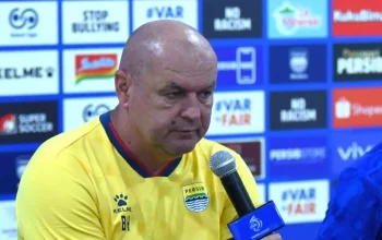 Skuad Persib Bandung melakukan persiapan taktik jelang laga Persib vs PSM Makassar di GBLA.