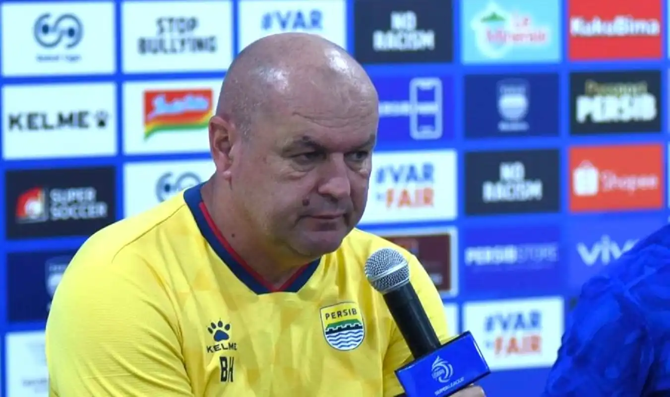 Skuad Persib Bandung melakukan persiapan taktik jelang laga Persib vs PSM Makassar di GBLA.