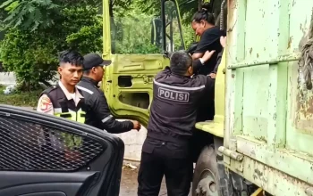 Polisi Polres Purwakarta membantu persalinan darurat di Tol Cipularang