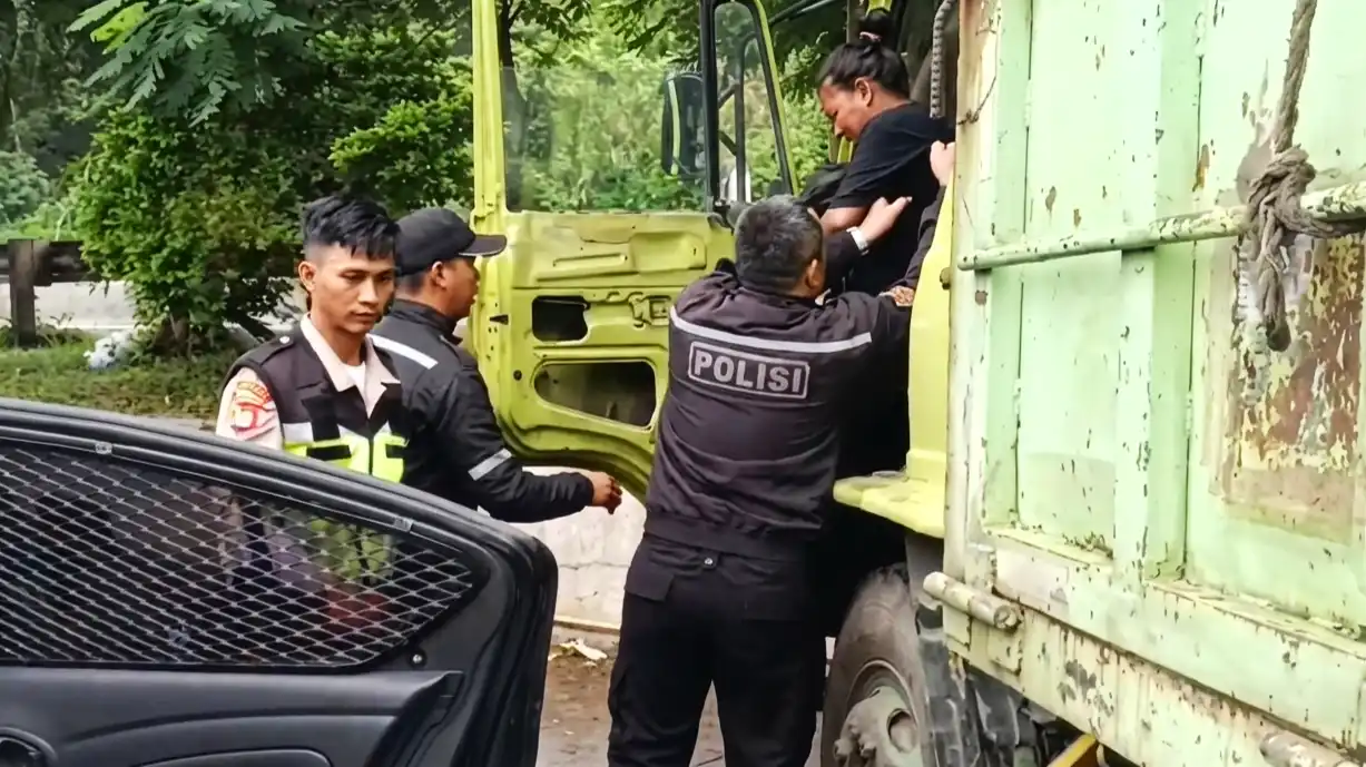 Polisi Polres Purwakarta membantu persalinan darurat di Tol Cipularang
