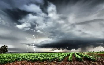 Awan mendung tanda potensi cuaca ekstrem Jawa Barat Desember 2025 menurut BMKG.