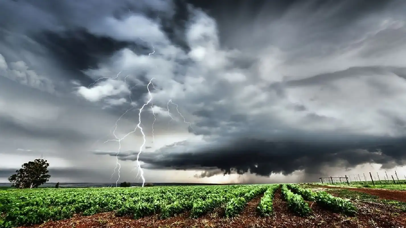 Awan mendung tanda potensi cuaca ekstrem Jawa Barat Desember 2025 menurut BMKG.