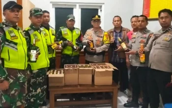 Razia miras di Purwakarta Polsek Plered amankan puluhan botol alkohol jelang Nataru.