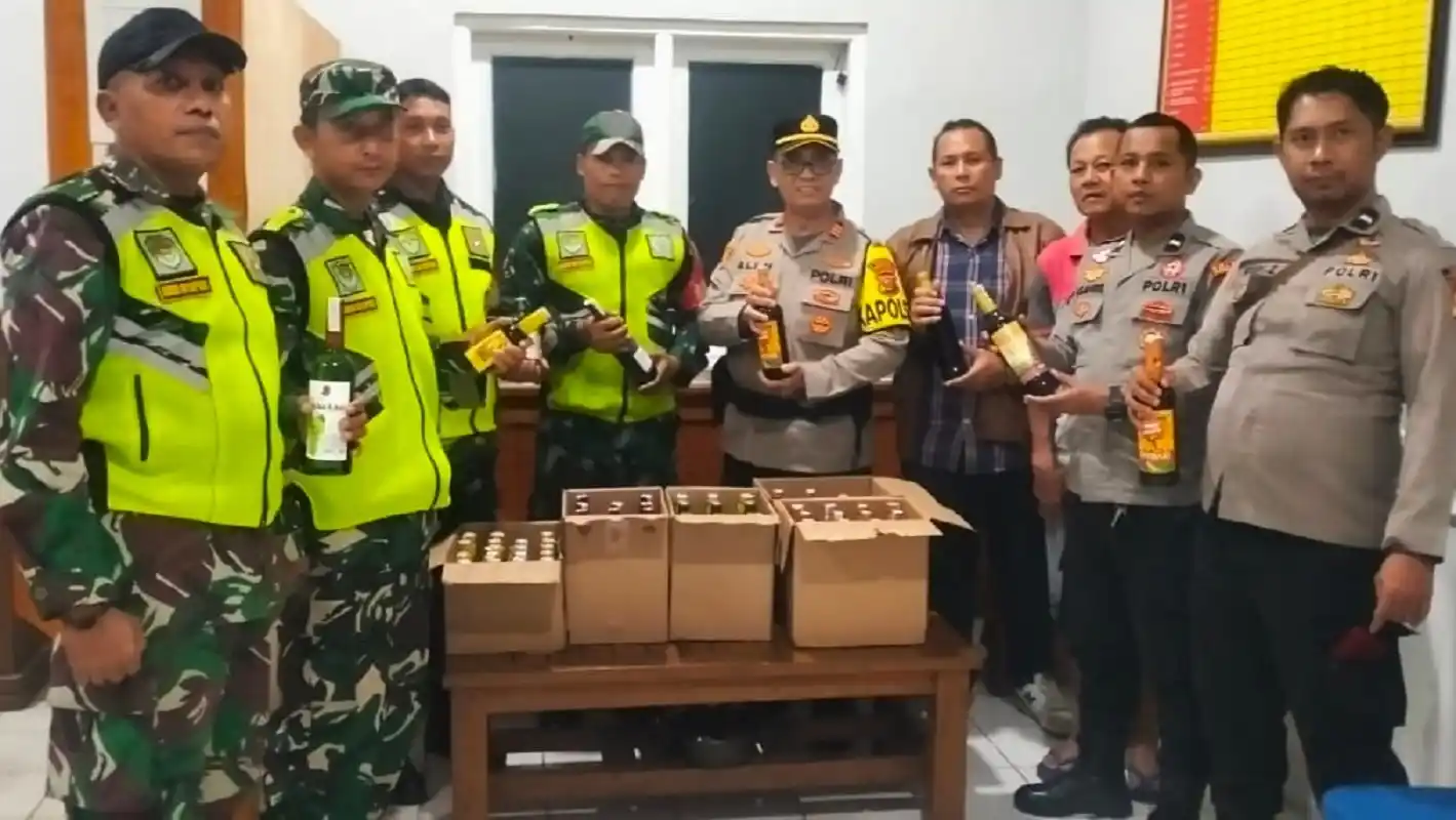 Razia miras di Purwakarta Polsek Plered amankan puluhan botol alkohol jelang Nataru.