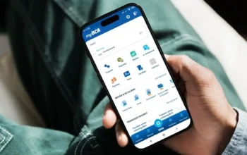 Nasabah BCA Purwakarta mengakses e-Statement digital