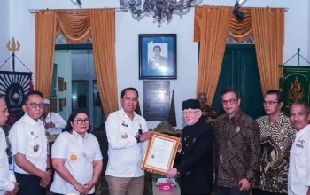 Penyerahan Sertifikat Kekayaan Intelektual Komunal oleh Kanwil Kemenkum Jabar di Karaton Sumedang Larang