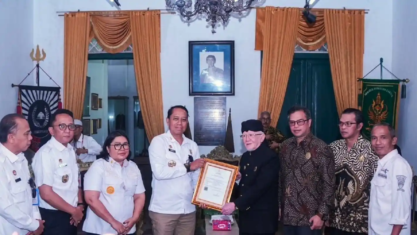 Penyerahan Sertifikat Kekayaan Intelektual Komunal oleh Kanwil Kemenkum Jabar di Karaton Sumedang Larang