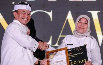Penyerahan penghargaan Anugerah Gapura Pancawaluya kepada SMPN Ekologi Kahuripan Padjajaran.
