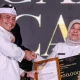 Penyerahan penghargaan Anugerah Gapura Pancawaluya kepada SMPN Ekologi Kahuripan Padjajaran.