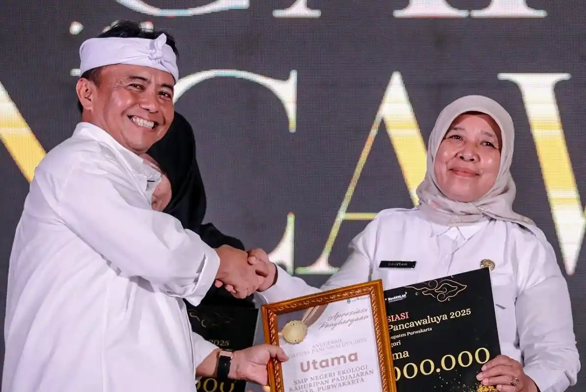 Penyerahan penghargaan Anugerah Gapura Pancawaluya kepada SMPN Ekologi Kahuripan Padjajaran.