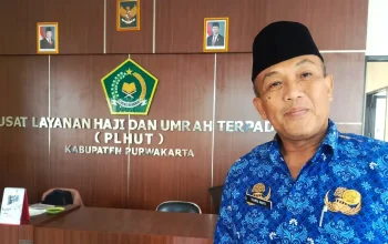 Potret H. Syamsi Mufti dilantik sebagai Kepala Kantor Kementerian Haji dan Umrah Purwakarta.