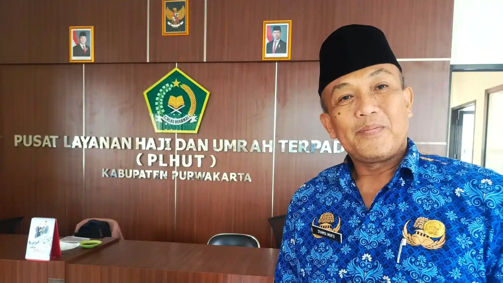 Potret H. Syamsi Mufti dilantik sebagai Kepala Kantor Kementerian Haji dan Umrah Purwakarta.