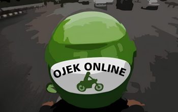 Pengemudi ojek online sedang mengantar penumpang, menunggu keputusan tarif ojol naik.