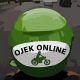 Pengemudi ojek online sedang mengantar penumpang, menunggu keputusan tarif ojol naik.