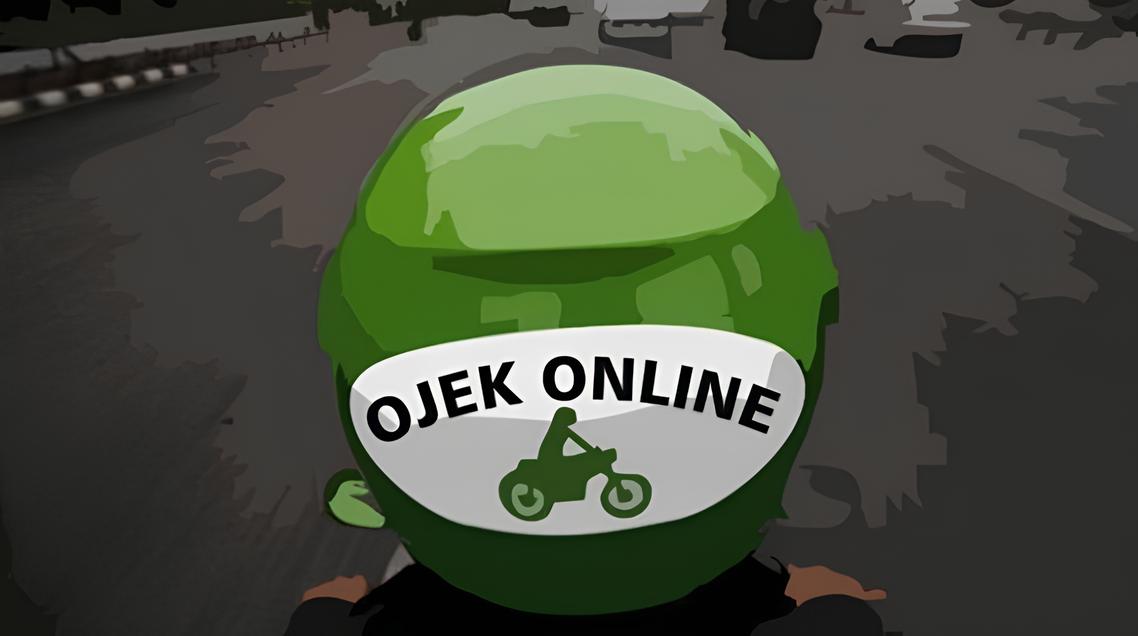 Pengemudi ojek online sedang mengantar penumpang, menunggu keputusan tarif ojol naik.