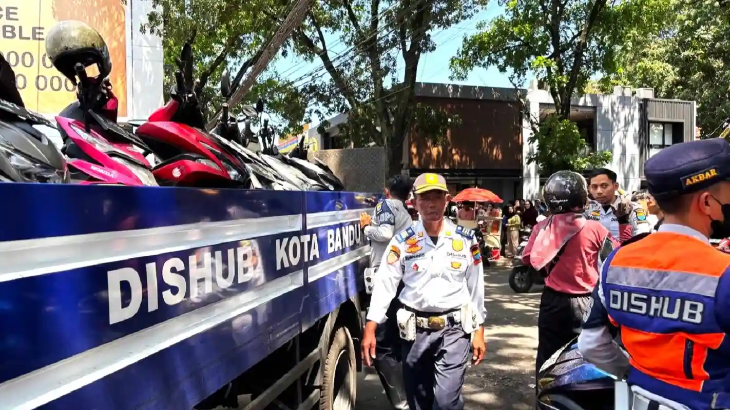 Petugas gabungan menindak parkir liar di Bandung dan tarif parkir tidak wajar agar tidak menunggu viral sesuai arahan Wali Kota Farhan.