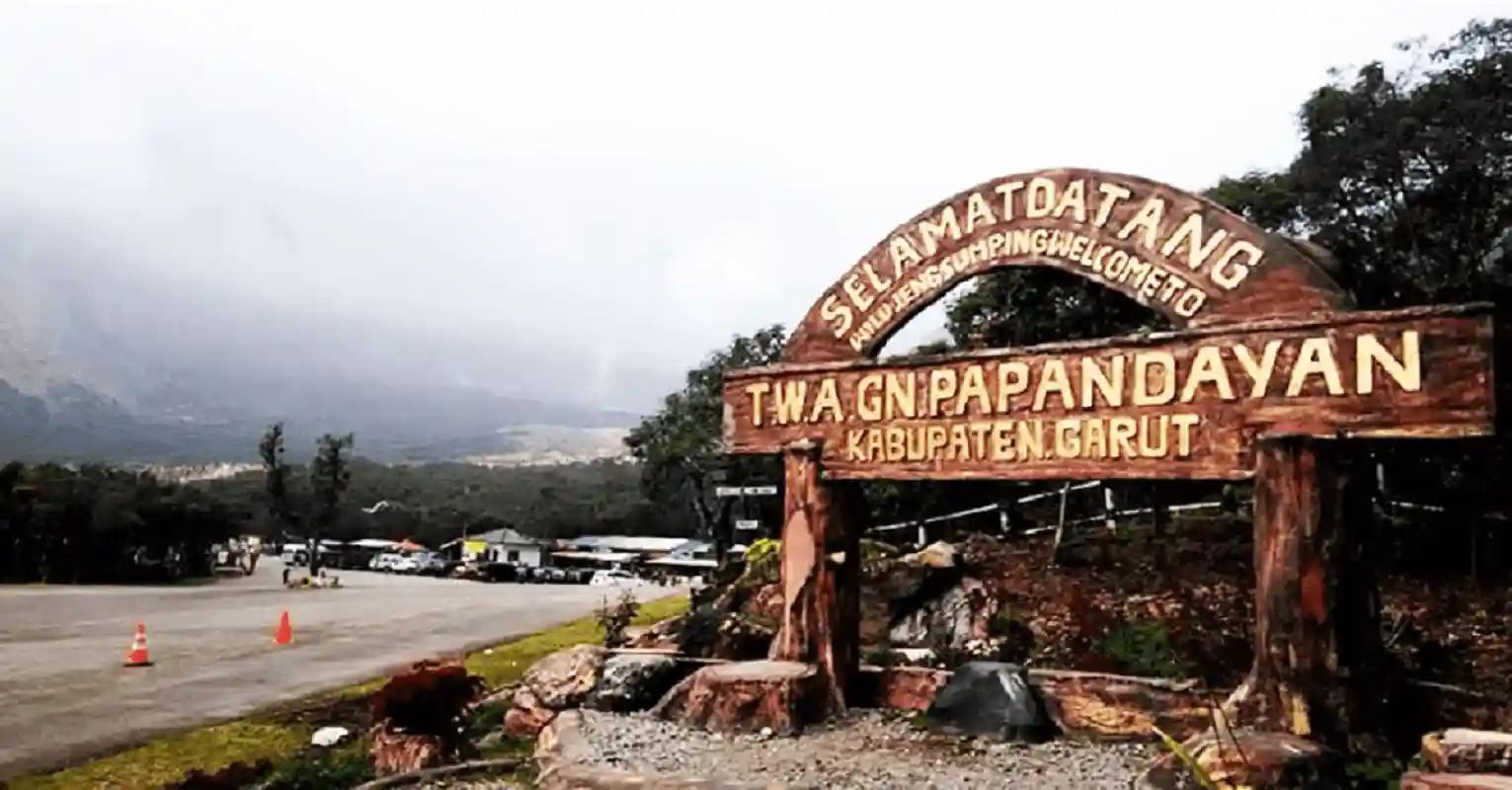 jalur wisata gunung papandayan ramai wisatawan saat libur nataru