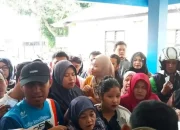 Demi Air Mancur Sri Baduga, Warga Tasikmalaya Rela Antre & Hujan-hujanan di Purwakarta