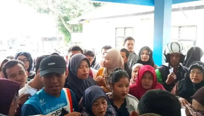Demi Air Mancur Sri Baduga, Warga Tasikmalaya Rela Antre & Hujan-hujanan di Purwakarta