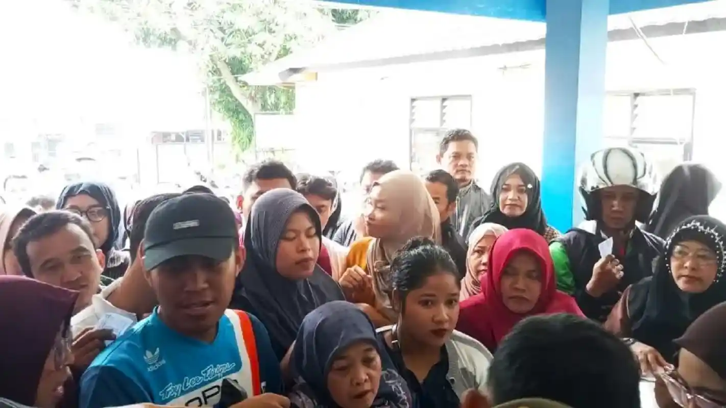 wisatawan tasikmalaya antre hujan demi tiket pertunjukan air mancur sri baduga purwakarta