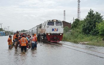 Jalur kereta api terendam banjir