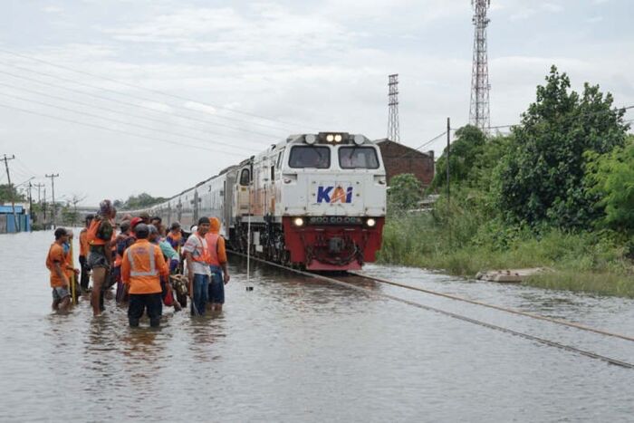 Jalur kereta api terendam banjir
