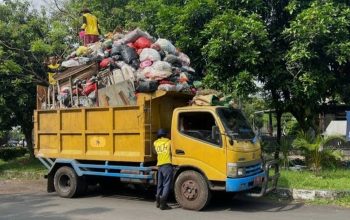 Truk mengangkut sampah