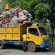 Truk mengangkut sampah