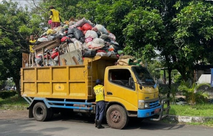 Truk mengangkut sampah