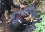 Tim Jibom Brimob Polda Jabar Evakuasi Mortir Berdaya Ledak di Tarogong Kaler Garut