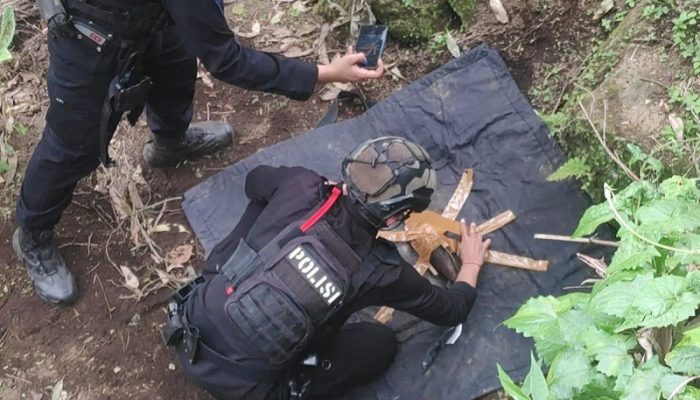 Tim Jibom Brimob Polda Jabar Evakuasi Mortir Berdaya Ledak di Tarogong Kaler Garut