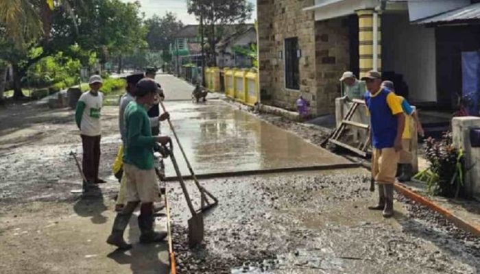 Telak! Jalan Rusak Tak Kunjung Diperbaiki, Warga di Ciamis Bangun Akses Jalan Secara Swadaya