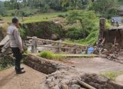 Jembatan Cisitu Garut Ambruk Diterjang Luapan Sungai, Akses Dua Desa Terputus Total