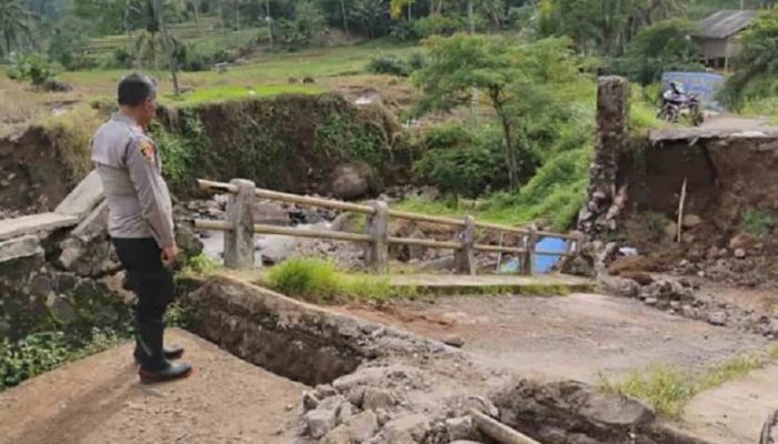 Jembatan Cisitu Garut Ambruk Diterjang Luapan Sungai, Akses Dua Desa Terputus Total