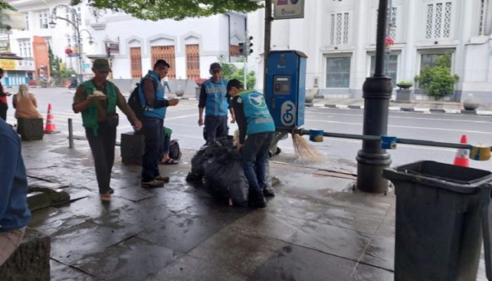 95 Meter Kubik Sampah Malam Tahun Baru 2026 Terangkut di Kota Bandung