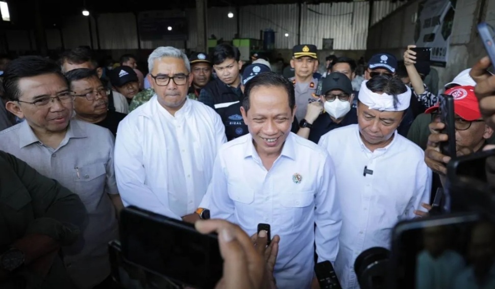 Menteri Lingkungan Hidup Hanif Faisol Nurofiq di Bandung