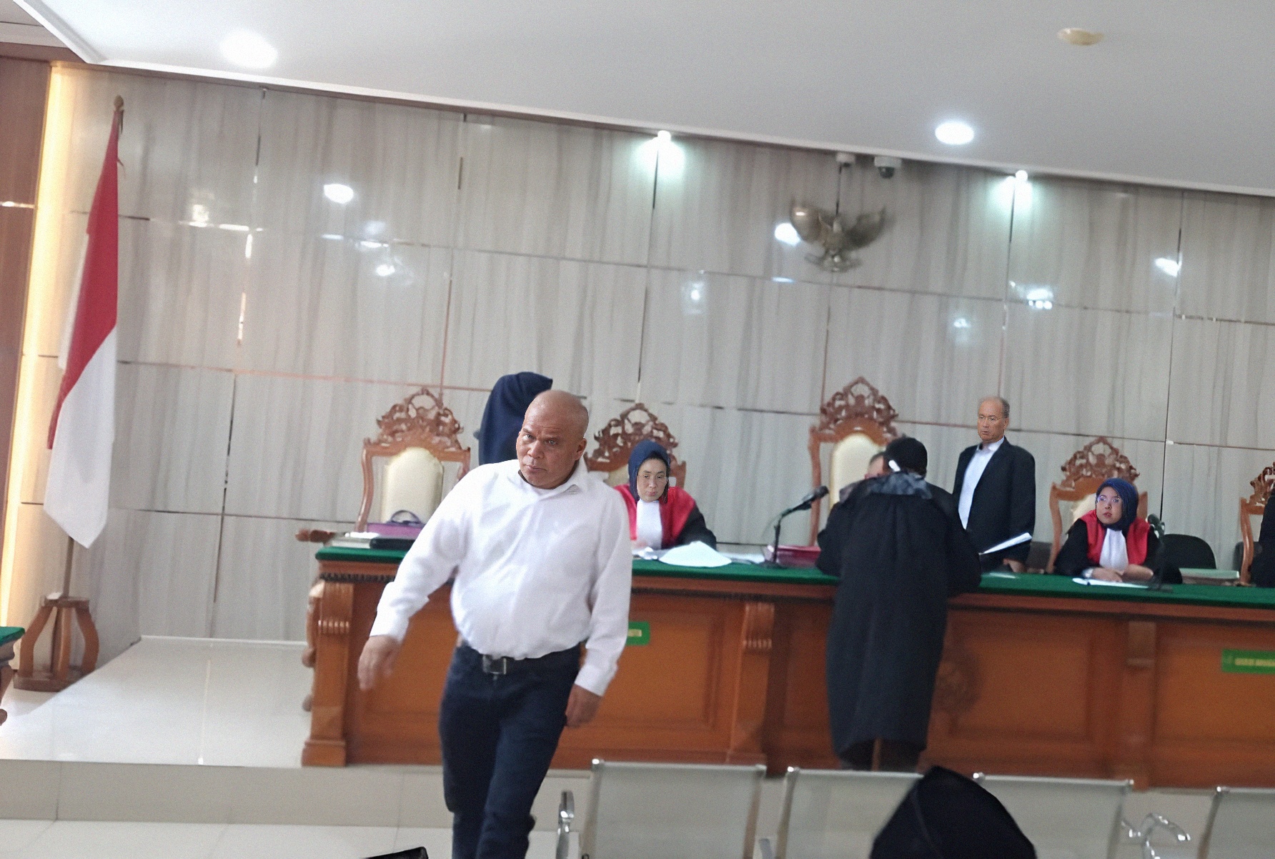 Terdakwa Endang Juta saat mengikuti sidang tuntutan kasus tambang galian C ilegal di Pengadilan Negeri Bandung, Senin (5/1/2026).