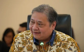 Menko Perekonomian Airlangga Hartarto saat memberikan keterangan pers terkait alokasi dana bantuan sosial dan insentif mudik 2026.