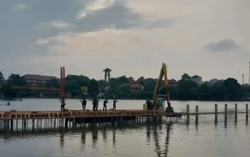 Bangunan di badan air Situ Tujuh Muara Depok dibongkar