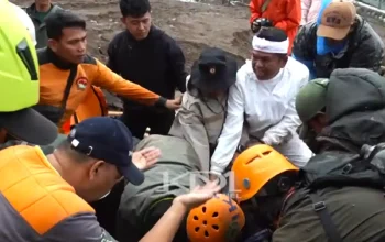 Gubernur Jabar Dedi Mulyadi tinjau lokasi longsor Pasirlangu Bandung Barat kompensasi Rp25 juta korban longsor Bandung Barat