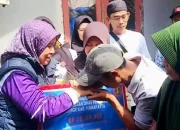 Rumah Terbakar, Penjaga SDN 2 Pamoyanan Terima Bantuan Disdik dan PGRI Purwakarta