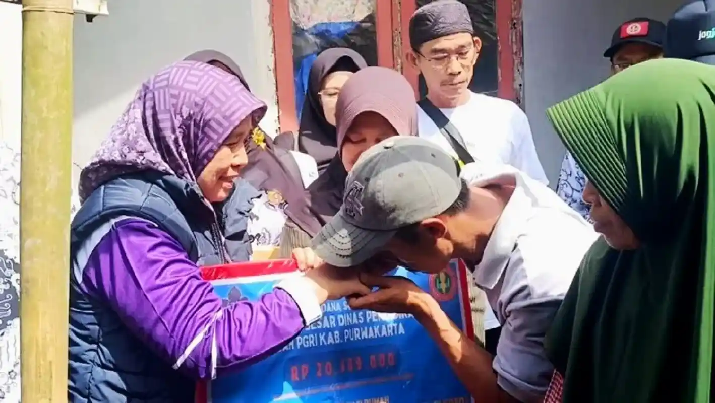 Disdik PGRI Purwakarta bantu penjaga SDN 2 Pamoyanan korban kebakaran